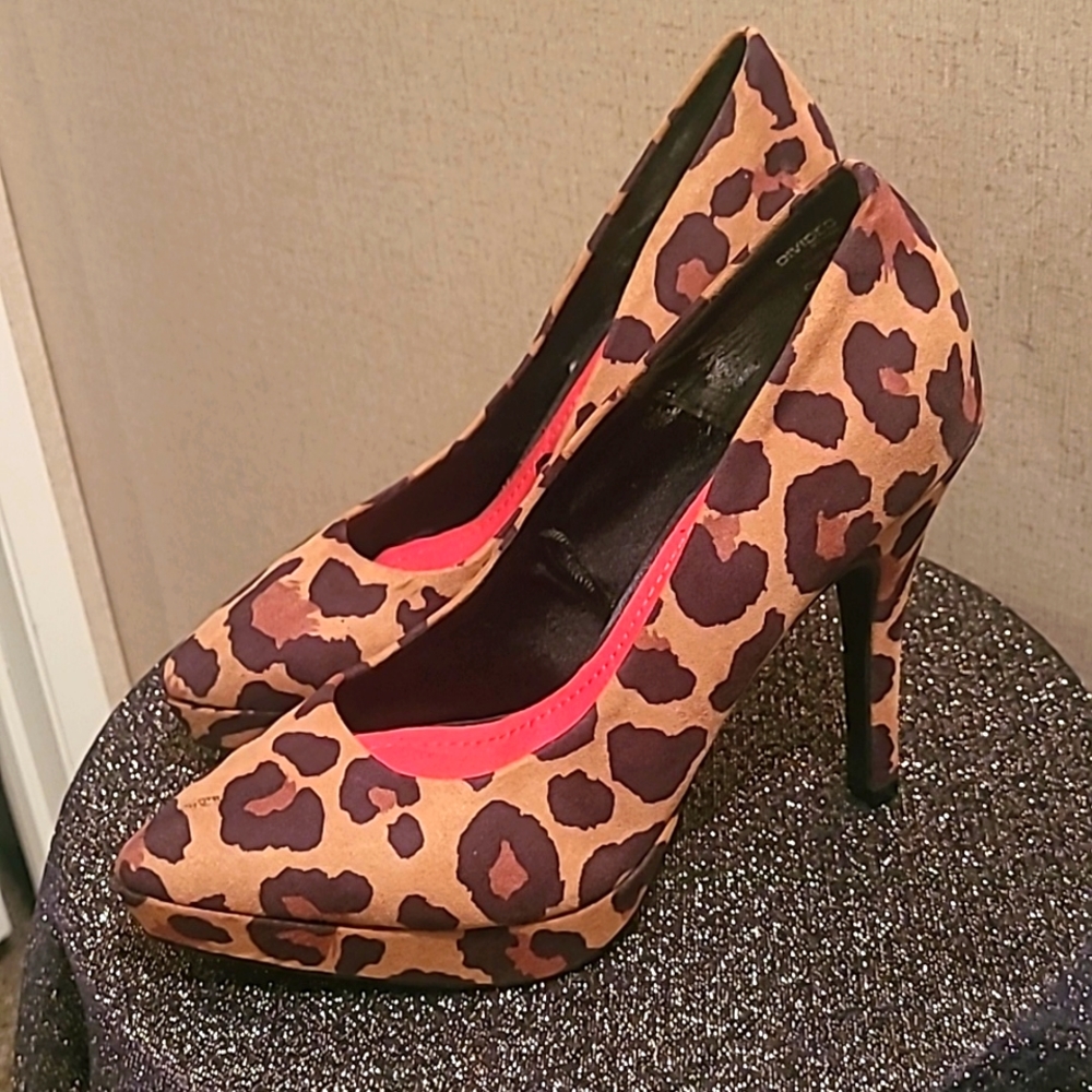 DIVIDED CHEETAH PRINT HEELS size 7